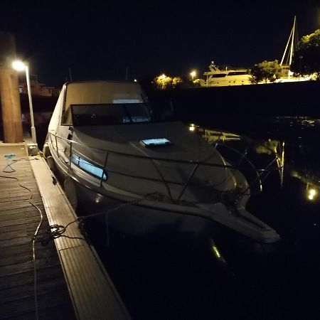 Sejour Insolite Sur Un Yacht. Bateau Hotel A Quai. La Rochelle  Kültér fotó